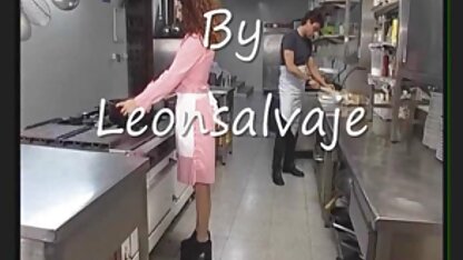 بلوند از مرد سیاه پوست بیرون زد و صورتش را گرفت فیلم س الکسیس