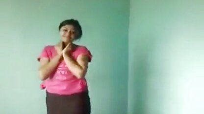 دوستی مشتاقانه به زن اجازه عکسهای سکسی از الکسیس تگزاس می دهد جورابها را در یک دایره قرار دهد