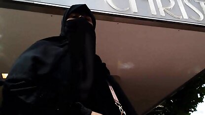 جمعیتی از زنان نقاب دانلود کلیپ سکس الکسیس تگزاس دار پسری را به الاغ می چرخانند