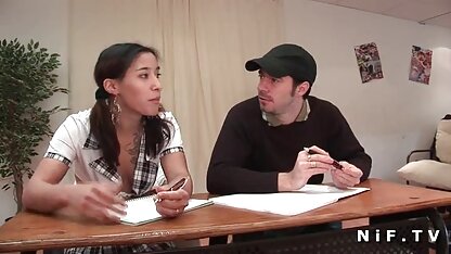 با گذشت سالها ، این زن هوشمندانه انگشت خود را بین تصاویرسکسی الکسیس بیدمشک خم کرده است