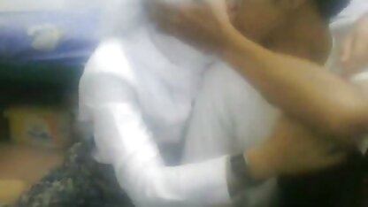 بر مردی که روی صورت نشسته است تسلط دارد. عكس كس الكسيس